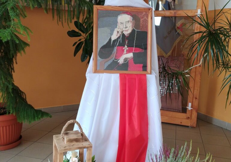 Patronowi szkoły Błogosławionemu Kard. Stefanowi Wyszyńskiemu społeczność Zespołu Szkół Zawodowych im. kard. Stefana Wyszyńskiego w Dynowie w I rocznicę beatyfikacji