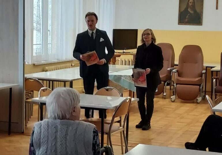 Wspólne kolędowanie w Domu Pogodnej Starości w Dynowie z okazji Dnia Babci i Dziadka.