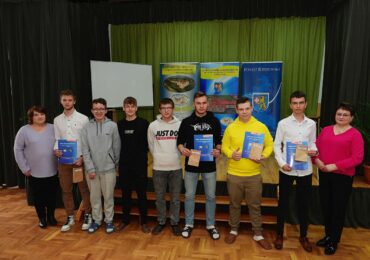 Wręczenie nagród dla  zwycięzców biorących udział w  organizowanym konkursie na najciekawszy zamiennik plecaka