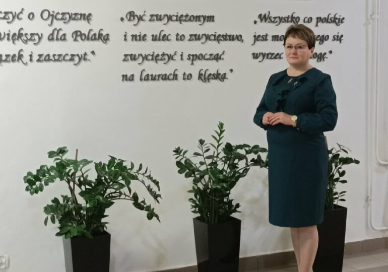 OBCHODY 105 ROCZNICY ODZYSKANIA PRZEZ POLSKĘ NIEPODLEGŁOŚCI  W DYNOWIE.