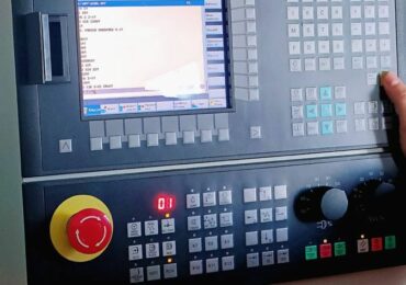 Zajęcia z programowania obrabiarek sterowanych numerycznie CNC.