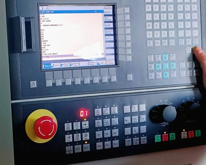 Zajęcia z programowania obrabiarek sterowanych numerycznie CNC.