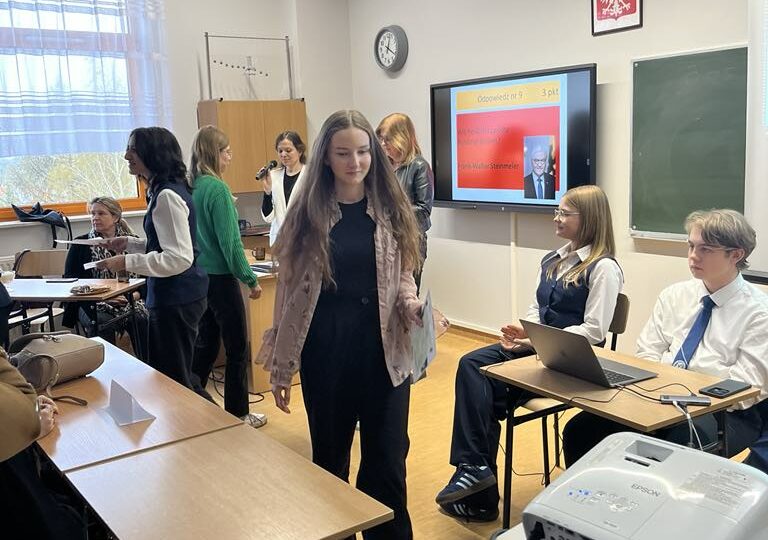 Udział uczennic Zespołu Szkół Zawodowych w etapie regionalnym Ogólnopolskiego konkursu „TURBOLANDESKUNDE – wędrówka po krajach niemieckiego obszaru językowego” dla uczniów szkół ponadpodstawowych.