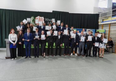 Specjalne dyplomy – z przymrużeniem oka dla ..."wyróżniających się " uczniów  klas maturalnych.