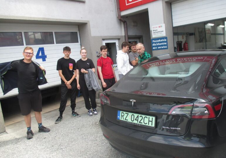 Kursy z zakresu naprawy pojazdów samochodowych dla uczniów Technikum w zawodzie: technik pojazdów samochodowych oraz uczniów Branżowej Szkoły I stopnia w zawodzie: mechanik pojazdów samochodowych