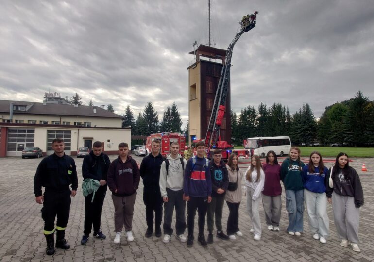 Zajęcia praktyczne uczniów klasy  pierwszej technikum w zawodzie technik logistyk w Komendzie Miejskiej Państwowej Straży Pożarnej w Rzeszowie  w ramach innowacji ratowniczo–pożarniczej