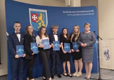 Wręczenie stypendium z „Programu wspierania edukacji uzdolnionych uczniów szkół prowadzonych przez Powiat Rzeszowski”  dla uczniów z Zespołu Szkół Zawodowych im. Kardynała Stefana Wyszyńskiego w Dynowie  najlepsi z najlepszych …. w roku szkolnym 2025/2026.