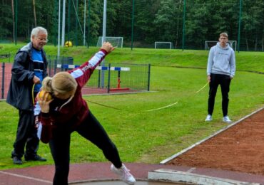 Zawody sportowe Szkolnej Ligi Lekkoatletycznej w Kolbuszowej.
