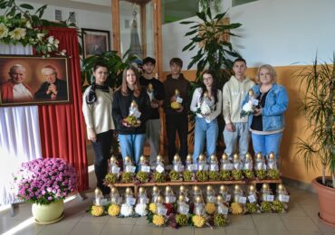 „Nie ma przyszłości bez nawiązania” – społeczność Zespołu Szkół Zawodowych w Dynowie pamięta o zmarłych pracownikach szkoły.