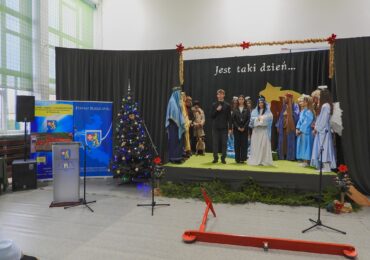 Misterium Bożonarodzeniowe w wykonaniu Szkolnej Grupy Artystyczno–Teatralnej „Antrakt”.