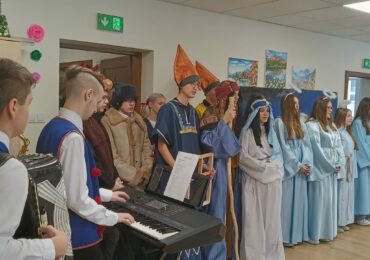 Występ Szkolnej Grupy Artystyczno-Teatralnej Antrakt w Klubie Seniora w Dynowie!