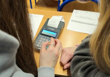 Dodatkowe szkolenia dla uczniów ZSzZ w Dynowie -  "Kurs obsługi kas fiskalnych" – dla uczniów 5- letniego Technikum w zawodzie technik handlowiec, technik logistyk w ramach projektu ,,Zwiększenie szans na rynku pracy. Nowa oferta szkolnictwa zawodowego w jednostkach oświatowych powiatu rzeszowskiego".