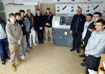 DODATKOWE SZKOLENIA DLA UCZNIÓW ZSzZ W DYNOWIE "Kurs programowania obrabiarek CNC" – dla uczniów 5- letniego Technikum w zawodzie technik informatyk w ramach projektu ,,Zwiększenie szans na rynku pracy. Nowa oferta szkolnictwa zawodowego w jednostkach oświatowych powiatu rzeszowskiego".