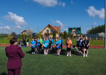 II miejsce drużyny  dziewcząt Zespołu Szkół Zawodowych w Dynowie w Powiatowej Licealiadzie w piłce nożnej.