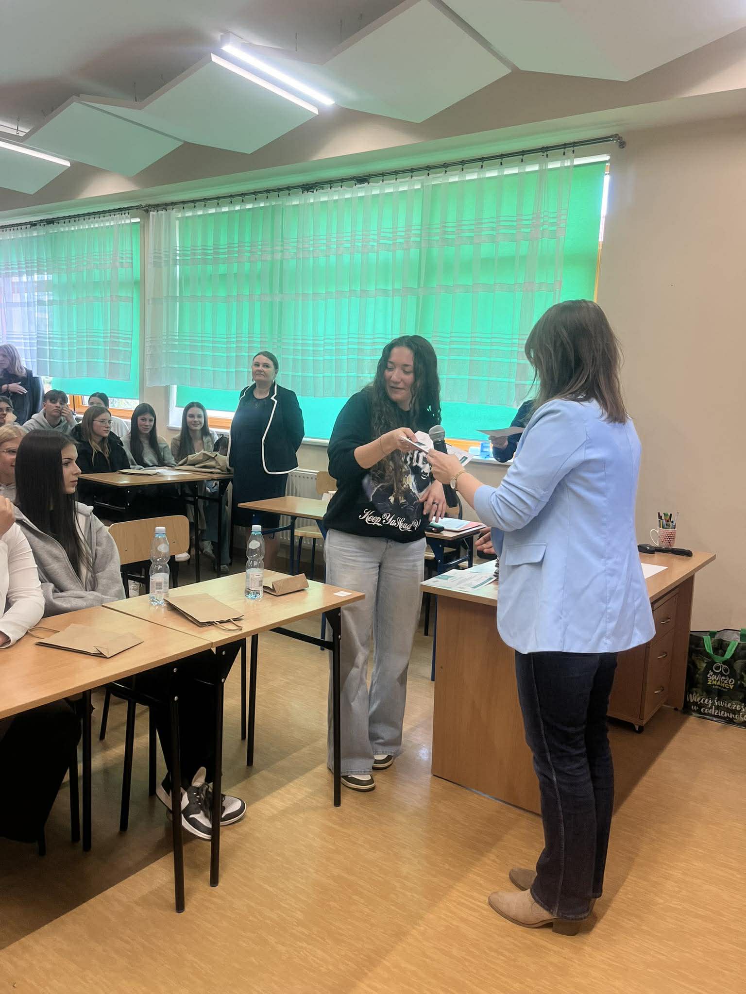 Udział uczennic Zespołu Szkół Zawodowych w etapie regionalnym Ogólnopolskiego konkursu „TURBOLANDESKUNDE – wędrówka po krajach niemieckiego obszaru językowego” dla uczniów szkół ponadpodstawowych.