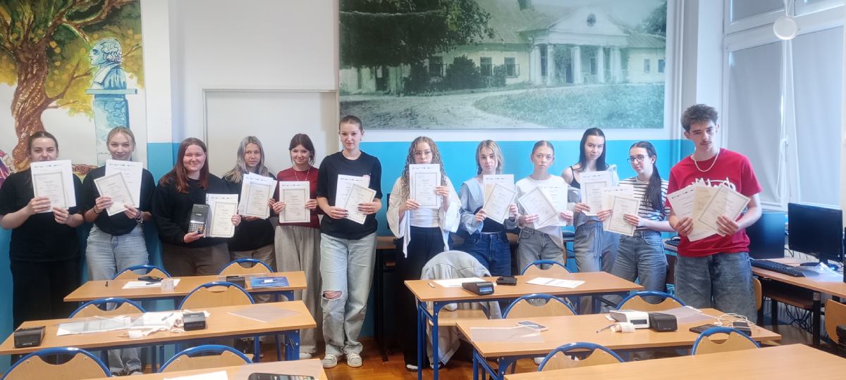 „Dodatkowe szkolenia dla uczniów ZSzZ w Dynowie –  „Kurs obsługi kas fiskalnych” – dla uczniów 5- letniego Technikum w zawodzie technik handlowiec, technik logistyk w ramach projektu ,,Zwiększenie szans na rynku pracy. Nowa oferta szkolnictwa zawodowego w jednostkach oświatowych powiatu rzeszowskiego”.