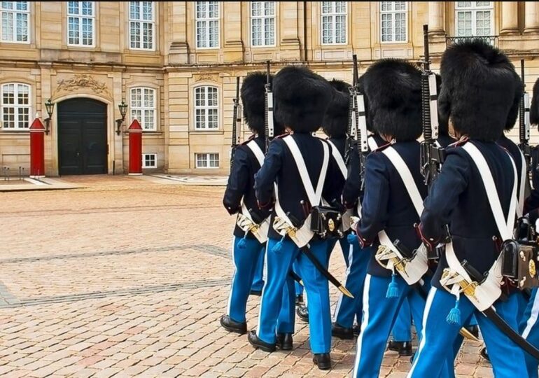 Pozdrowienia ze Szwecji - Uroczysta zmiana warty przed pałacem królewskim Amalienborg w Kopenhadze.