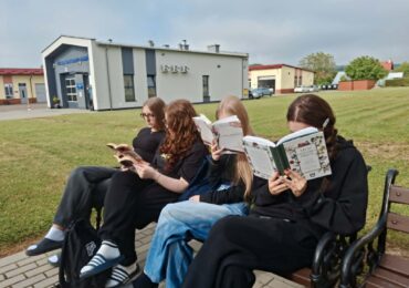 Z książką poza mury biblioteki.