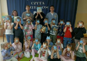 „Antrakt czyta dzieciom”.