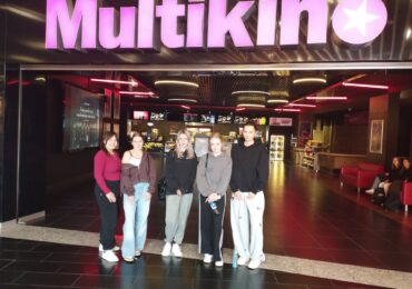 Wyjazd integracyjny Szkolnej Grupy „Aplauz” do Multikina w Rzeszowie.