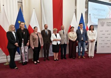 Nauczyciele Zespołu Szkół Zawodowych w Dynowie odznaczeni Medalami za Długoletnią Służbę z okazji Dnia Edukacji Narodowej.