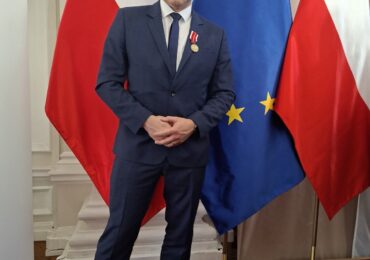 Medal Komisji Edukacji Narodowej dla Ryszarda Dymczaka nauczyciela Zespołu Szkół Zawodowych im. Kardynała Stefana Wyszyńskiego  w Dynowie.