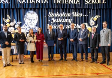 Nadanie Szkole Podstawowej w Łubnie imienia św. Jana Pawła II i nowego sztandaru.