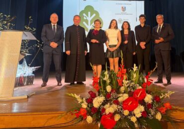 Przedstawiciele Zespołu Szkół Zawodowych im. Kardynała Stefana Wyszyńskiego w Dynowie odebrali sadzonkę jabłoni podczas trzeciej edycji akcji „Po owocach ich poznacie”