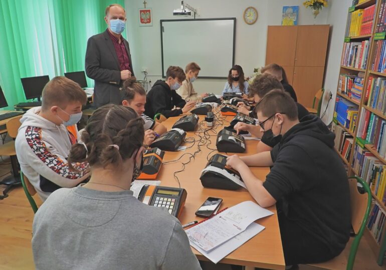 Dodatkowe zajęcia specjalistyczne dla uczniów "Kurs obsługi kas fiskalnych" – dla uczniów 4- letniego Technikum w zawodzie technik handlowiec, technik logistyk, w ramach projektu „Droga do sukcesu. Szkoły Powiatu Rzeszowskiego bliżej rynku pracy”.