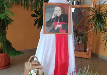 Patronowi szkoły Błogosławionemu  Kard. Stefanowi Wyszyńskiemu społeczność  Zespołu Szkół Zawodowych im. kard. Stefana Wyszyńskiego w Dynowie w I rocznicę beatyfikacji