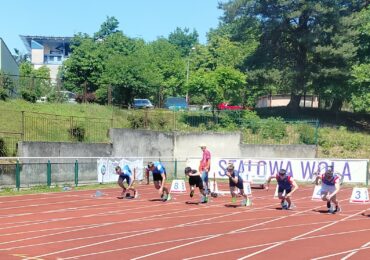 Zawody sportowe Szkolnej Ligi Lekkoatletycznej Chłopców w Stalowej Woli.