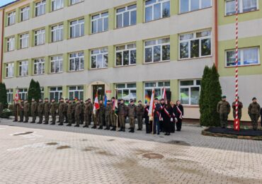 Uroczystość odsłonięcia tablicy pamiątkowej w związku z 80. rocznicą sowieckich aresztowań i deportacji mieszkańców Pogórza Dynowskiego do ZSRS