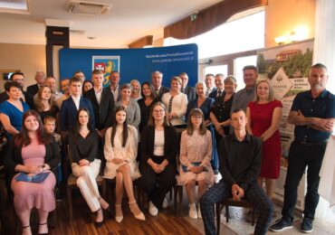 Laury dla najlepszych uczniów – gala „Młode Talenty Powiatu Rzeszowskiego”.