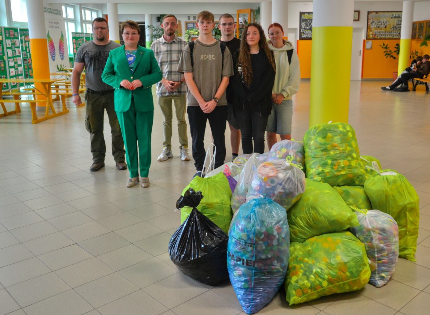 Czwarta tura zbiórki plastikowych nakrętek dla Kacperka w Zespole Szkół Zawodowych im. Kardynała Stefana Wyszyńskiego w Dynowie.