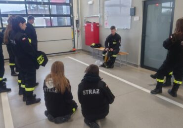 Kiedy chodzi o bezpieczeństwo strażaka, aparat Ochrony Dróg Oddechowych jest absolutną podstawą – dziś uczniowie mogli się o tym przekonać.
