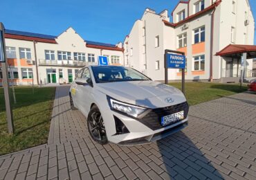 Nowy samochód do nauki jazdy samochodem w Zespole Szkół Zawodowych im. Kardynała Stefana Wyszyńskiego w Dynowie