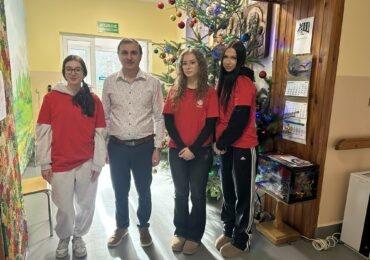 Świąteczna wizyta Szkolnego Koła Caritas w Domu Pogodnej Starości w Dynowie.