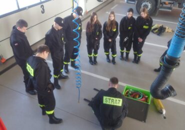 Poduszki pneumatyczne i pasy transportowe w praktyce – zajęcia klasy 1TPL w Jednostce Ratowniczo-Gaśniczej w Dubiecku