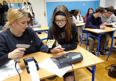 „Dodatkowe szkolenia dla uczniów ZSzZ w Dynowie - "Kurs obsługi kas fiskalnych" – dla uczniów 5- letniego Technikum w zawodzie technik handlowiec, technik logistyk w ramach projektu ,,Zwiększenie szans na rynku pracy. Nowa oferta szkolnictwa zawodowego w jednostkach oświatowych powiatu rzeszowskiego".