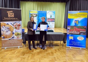 Firma SamoZdrowe.pl Spółka z o.o. z Dynowa i Zespół Szkół Zawodowych im. Kardynała Stefana Wyszyńskiego w Dynowie  podpisały porozumienie o współpracy.