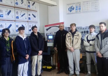 DODATKOWE SZKOLENIA DLA UCZNIÓW ZSzZ W DYNOWIE "Kurs programowania obrabiarek CNC" – dla uczniów 5- letniego Technikum w zawodzie technik informatyk w ramach projektu ,,Zwiększenie szans na rynku pracy. Nowa oferta szkolnictwa zawodowego w jednostkach oświatowych powiatu rzeszowskiego".