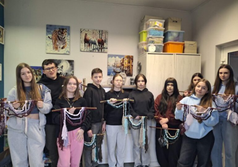 Uczniowie w krainie supełków, czyli warsztaty makramy w Środowiskowym Domu Samopomocy w Dynowie.