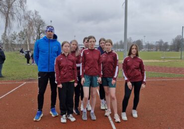 Powiatowa Licealiada w biegach przełajowych dziewcząt i chłopców.  Powiatowa Licealiada w drużynowych biegach przełajowych w Bratkowicach.